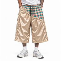 Shorts Capri en Tissu Satiné à Carreaux en Polyester Doux, Coupe Inclinée, Design OEM ODM, Taille Personnalisée, Broderie Logo de Marque, Shorts Baggy 3/4