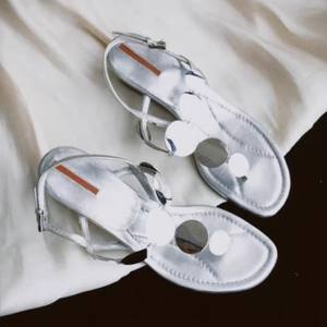 Sandales plates romaines élégantes pour femmes en cuir véritable, style rétro, avec bout miroir argenté, polyvalentes pour la plage - Product Image 2