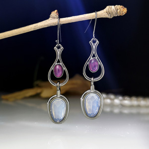 Orecchini Pendenti Stile Vintage con Accento di Colore Viola, Accessori di Moda per Donne - Product Image 3