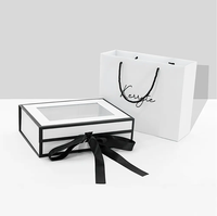 Boîte cadeau personnalisée de luxe blanche à rabat avec aimant, fermeture magnétique pliable avec ruban noir et revêtement UV pour chaussettes