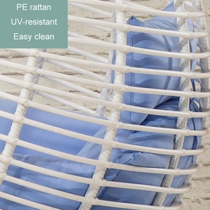 Sedia a Dondolo Sospesa in Vimini Bianco e Blu per Giardino, Arredo Esterno in Rattan - Product Image 5