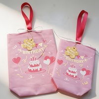 Très belles sacoches cadeaux en plastique non tissé avec poignées et soufflets, idéales pour la décoration de fêtes d'anniversaire