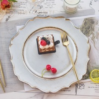 XiangJin Peint À La Main Blanc Assiette De Mariage Vintage Fleur Forme Or Jante Chargeur Décoratif Vaisselle En Plastique pour Un Usage Domestique
