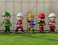 Sculptures en fibre de verre pour l'éducation des parcs extérieurs Statues en résine de pompier avec casque en résine transparente Extincteur