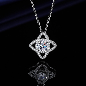 Collar con Colgante Solitario de Plata de Ley Chapada con Circonita Cúbica de Corte Redondo, Regalo para su Ser Querido o para uno Mismo - Product Image 2