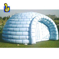 Dôme gonflable blanc en forme d'igloo, tente de type hangar pour le camping