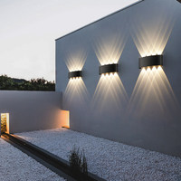 Applique murale LED avec éclairage vers le haut pour salon, villa, couloir, cour, terrasse, jardin – Luminaire mural créatif effet « wall washer »