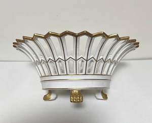 Frutero de Porcelana Vintage con Patas de Rejilla, Diseño Reticulado Dorado, Material de Aluminio, Estilo Moderno y Lujoso - Product Image 2