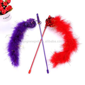 Venta al por mayor de plumas de hadas de colores de pavo, artesanía a granel, palo de cola, juguete para mascotas, varita interactiva para interiores, juguete de plumas de piel - Product Image 5