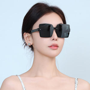 Nouvelles lunettes de soleil carrées à monture large pour femmes 2025, verres polarisés UV400 en PC, noires, tendance, pour la conduite et les réseaux sociaux - Product Image 5