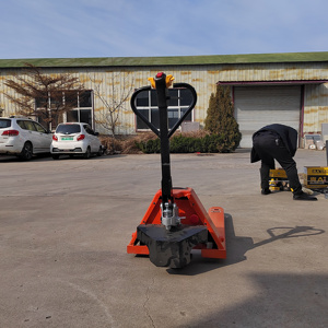 Local De Paleteira Elétrica De Bateria De Grande Capacidade Auto-Carregamento E Descarga Pequena Empilhadeira Elétrica De Três Rodas - Product Image 3