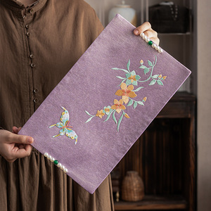 Tapis à thé rectangulaire en tissu brodé à la main avec pompon et motif papillon pour service à thé, isolation thermique et décoration de table - Product Image 2