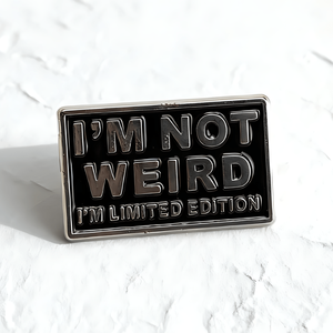 'NO SOY EXTRAÑO'. Pin de Solapa Personalizado con Frase de Autoexpresión 'I'M LIMITED EDITION', Insignia de Forma Geométrica Minimalista - Product Image 3