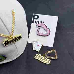 Badges de casquette en métal gravés en 3D, écologiques, personnalisés en usine, avec chaîne, cadeaux promotionnels, marque de créateur, épingles en fer UV - Product Image 5