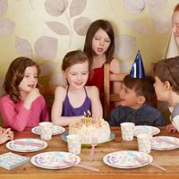 Vaisselle de fête d'anniversaire pour enfant de 4 ans, ensemble de vaisselle arc-en-ciel avec assiettes, serviettes, gobelets, couteaux, cuillères, fourchettes, fournitures pour fête d'anniversaire