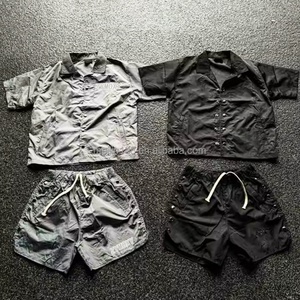 Ensemble de survêtement streetwear personnalisé en nylon léger, chemise boutonnée en polyester et short en nylon, deux pièces, coupe-vent - Product Image 1