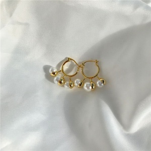 Nouveau design simple Français vintage style élégant incrusté perle <span class=keywords><strong>blanche</strong></span> plaqué or boucles d'oreilles pour les femmes - Product Image 1