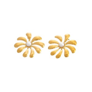 Boucles d'oreilles clous fleuris plaqué or 18 carats avec perle sertie clos, pour usage quotidien - Product Image 5