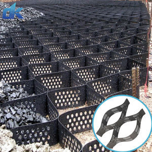 Stabilisateur de gravier en géocell HDPE, géorresistances alvéolaires pour la protection des pentes et le contrôle de l'érosion avec surface perforée texturée - Product Image 1