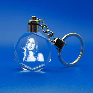 Porte-clés personnalisé en cristal 3D poli et lumineux en forme de porte de Berlin-Brandebourg, Allemagne, pour souvenir - Product Image 3