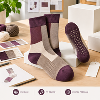Chaussettes fantaisie à blocs de couleurs pour festival, prune taupe, en coton et élasthanne, motif artistique répétitif, avec bord tricoté, talon et bout renforcés
