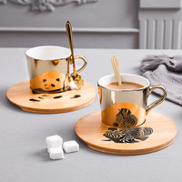 Vente en gros de tasses à café turques en céramique à motif animal inversé avec miroir et tasse à imagerie magique et ensemble de soucoupes en bois