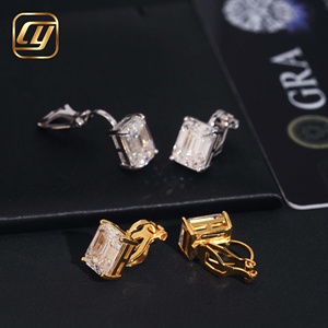 Boucles d'oreilles classiques en moissanite taille brillant VVS, en argent 925 plaqué or 18 carats, sertissage griffe géométrique, unisexe, pour usage quotidien - Product Image 3