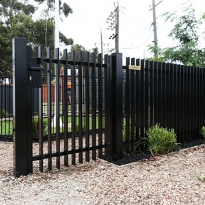 Valla de Aluminio Moderna con Lamas Verticales, Recubierta en Polvo, para Privacidad y Seguridad, Comercial y Residencial - Product Image 5