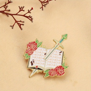 Badge littéraire fantastique élégant, idéal pour les amateurs de <span class=keywords><strong>littérature</strong></span> et de fantastique, accessoire de mode polyvalent - Product Image 1