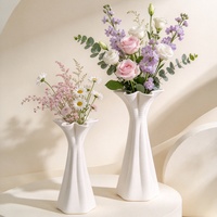 Vase en céramique imprimé en 3D Tyrrell, motif pétales tourbillonnés, bouche évasée, blanc mat, style moderne minimaliste, luxe léger, pour table d'Halloween