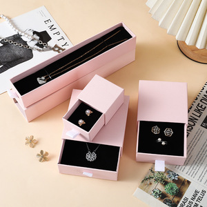 Caja de Joyería Rectangular Rosa Personalizada EVERWIN RT-31 con Forro de Esponja y Bolsa de Regalo con Relieve para Collares - Product Image 5