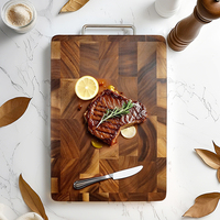 Produit Tendance 2026 : Planche à découper de luxe en bois massif à grain apparent, de forme rectangulaire, avec poignée en acier inoxydable pour accessoires de cuisine