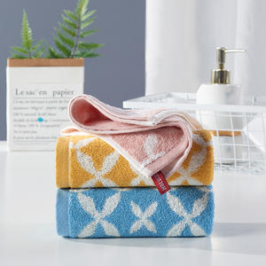 Toalla Cuadrada de Algodón 34x34 cm con Patrón Geométrico, Absorbente y Suave para Uso Doméstico - Product Image 3