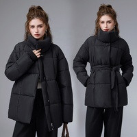 La nouvelle veste de mode hiver 2026 avec col montant et ceinture vous fait paraître plus mince. C'est un style décontracté et polyvalent.