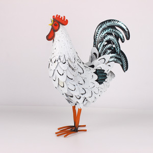 Adorno de Gallo Metálico 3D Colorido, Escultura Rústica de Pollo de Hierro para Decoración de Jardín, Patio o Terraza - Product Image 3