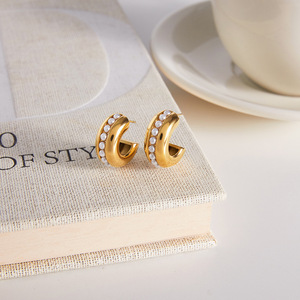 Pendientes de aro en C de acero inoxidable con perlas, diseño Huggie, engaste de canal, para uso diario - Product Image 4