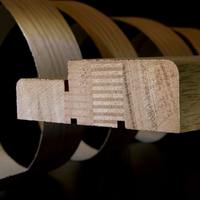 Adhésif thermofusible PUR écologique pour le revêtement de profilés en PVC et en bois
