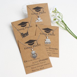 Collana Pendente Commemorativa per la Laurea 2026, Minimalista in Acciaio Inossidabile, con Biglietto, per Studenti <span class=keywords><strong>di</strong></span> Ultimo Anno - Product Image 4