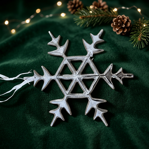 Ornement de Noël en aluminium en forme d'étoile, fait main, avec impression numérique, décoration durable pour la maison, Sonnet Decor - Product Image 2