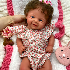 Muñeca <span class=keywords><strong>Reborn</strong></span> Encantadora de 17 Pulgadas, Niña Sonrisa Dulce con Pelo Rizado Castaño, Compañera de Juegos Infantil, Cuerpo Completo de Silicona - Product Image 2