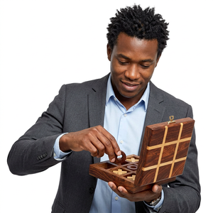 Jeu de Tic Tac Toe en bois fait main, design géométrique carré, bois de rose sculpté, incrustation en laiton, style classique, jouet - Product Image 1