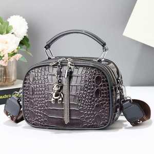 Sac bandoulière souple à motif crocodile An Ru Shi, petit sac à bandoulière pour usage quotidien, couleur marron avec breloque ours - Product Image 3
