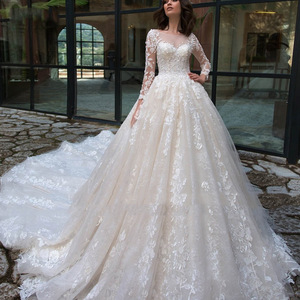 Bruidsjurk NDB10478, trouwjurk, O-hals, lange mouwen, veterdetail op de rug, hoge taille, sleep, kantborduurwerk, elegante, volle rok - Product Image 1