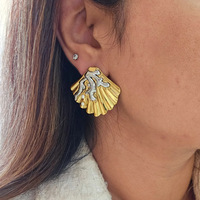 Boucles d'oreilles tendance bicolores inspirées de l'océan avec perles et clous : Acier inoxydable plaqué or 18 carats avec revêtement PVD, boucles d'oreilles polyvalentes