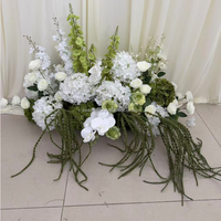 Fournitures de décoration de mariage : Fleurs pour allée centrale, Hortensia blanc, Rose, Orchidée, Présence de verdure en cascade pour la décoration de cérémonie