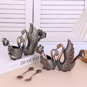 ที่วางช้อนโลหะรูปหงส์ ยี่ห้อ Nordic Tableware รุ่น Cygnus สำหรับเก็บช้อนขนมหวาน ที่วางช้อนผลไม้โลหะสำหรับครอบครัว - Product Image 5
