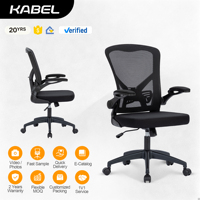 Chaise de bureau ergonomique moderne Kabel Source Factory en noir avec fonctionnalités de confort, accoudoirs en tissu maillé et dossier pivotant