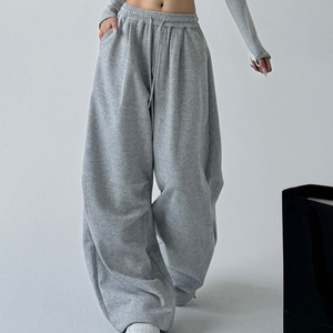 <span class=keywords><strong>Pantalon</strong></span> cargo décontracté ample personnalisé pour femmes <span class=keywords><strong>Pantalon</strong></span> baggy gris <span class=keywords><strong>Pantalon</strong></span> de survêtement à jambes larges pour femmes - Product Image 4