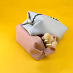 Sacs cosmétiques pour femmes, grande capacité, résistants à l'eau, fermeture éclair, poignée souple, accessoires de voyage élégants, pochettes de maquillage en silicone - Product Image 6