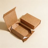 Boîte cadeau en carton rigide magnétique avec logo personnalisé, finition vernie et gaufrée, matériaux recyclés, forme carrée pour portefeuilles, photos